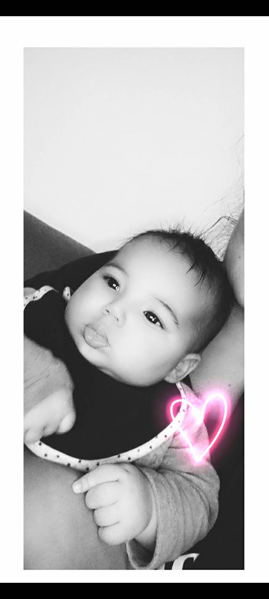 Zaïm a rejoint le concours — aidez-le/la à gagner de superbes lots ! baby, black_hair, cheek, child, elbow, eyelash, face, flash_photography, fur, gesture, happy, human_body, lip, monochrome, monochrome_photography, person, portrait, portrait_photography, sitting, tints_and_shades