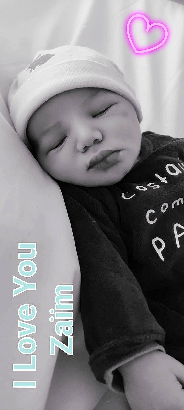 Zaïm participe au concours pour gagner de l'argent avec cette photo : baby, baby_products, baby_sleeping, baby_toddler_clothing, beauty, cap, child, comfort, cool, font, happy, headwear, linens, monochrome, monochrome_photography, neck, person, photograph, portrait_photography, sleeve