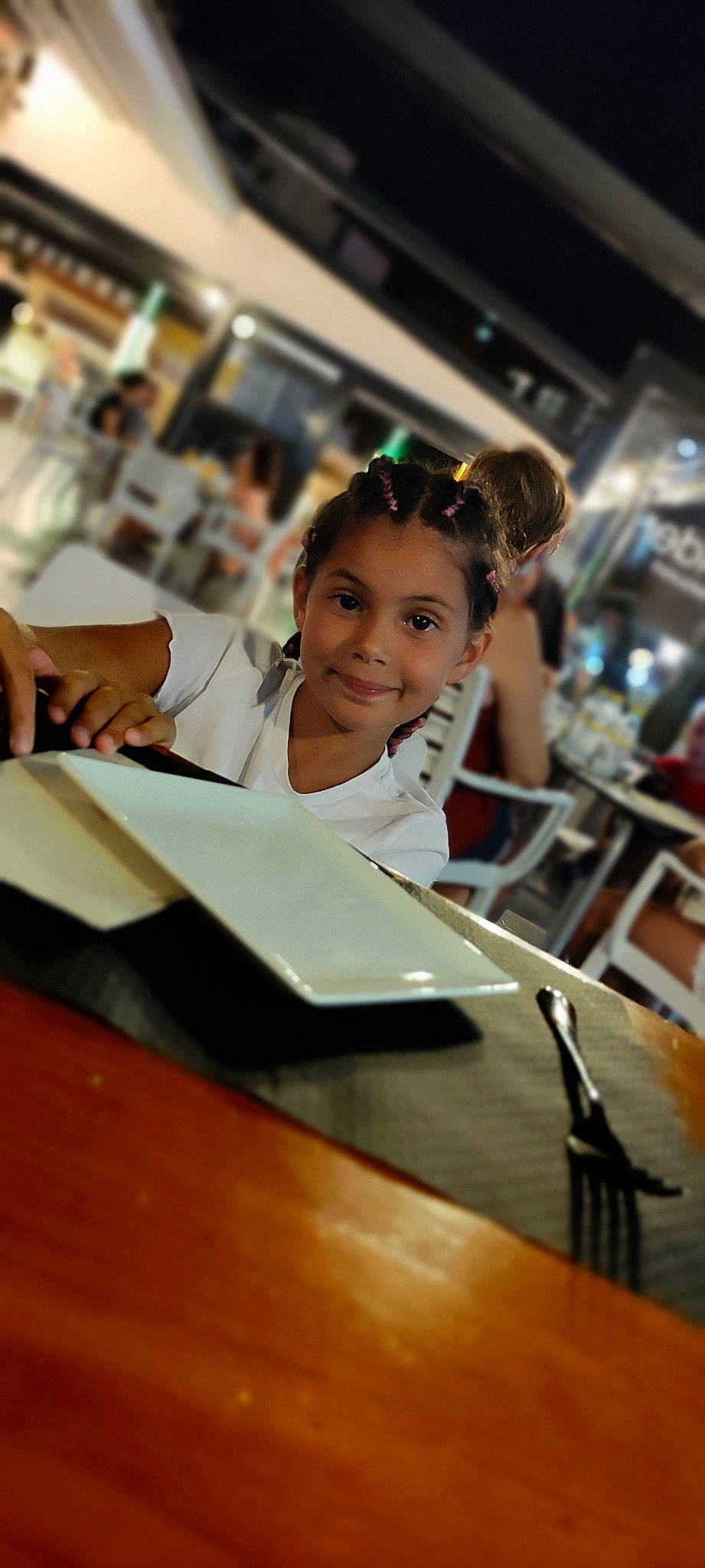 Inès participe au concours pour gagner de l'argent avec cette photo : automotive_design, child, desk, engineering, event, eyewear, fashion_design, flooring, fun, gadget, hairstyle, happy, job, joy, leisure, person, reading, room, smile, t_shirt