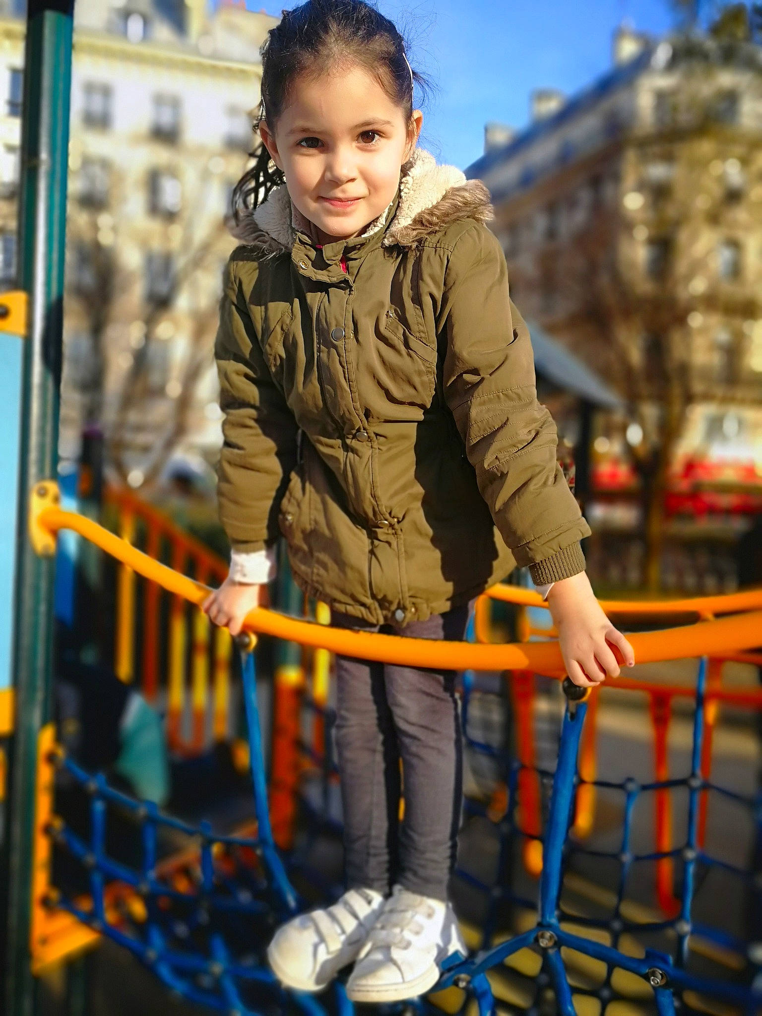 Inès a rejoint le concours — aidez-le/la à gagner de superbes lots ! autumn, child, child_model, city, fun, happy, jacket, leaf, leisure, outdoor_play_equipment, outerwear, people, person, play, playground, public_space, recreation, smile, toddler, winter