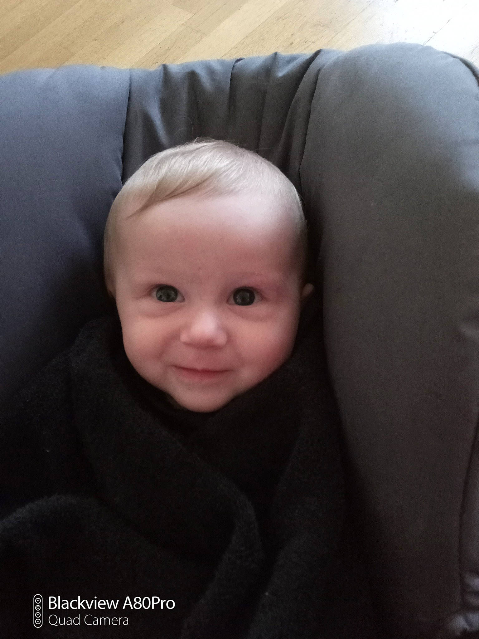 Célia participe au concours pour gagner de l'argent avec cette photo : baby, car_seat, cheek, chest, child, comfort, darkness, eyebrow, flash_photography, fun, linens, outerwear, person, portrait_photography, room, selfie, sitting, sleeve, smile, toddler