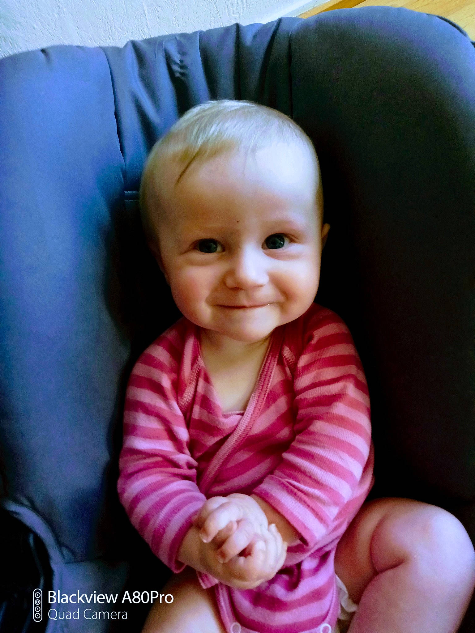 Célia participe au concours pour gagner de l'argent avec cette photo : baby, baby_toddler_clothing, car_seat, cheek, child, chin, comfort, eye, hair, hand, happy, iris, joy, nose, person, pink, purple, skin, sleeve, smile