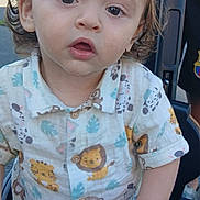 Milano a rejoint le concours — aidez-le/la à gagner de superbes lots ! child, toddler, baby, face, portrait, stroller, shirt, animal_print, lion, monkey, outdoor, hand, eye, hair, expression, seat, buttons, toy_dashboard, open_mouth, curly_hair