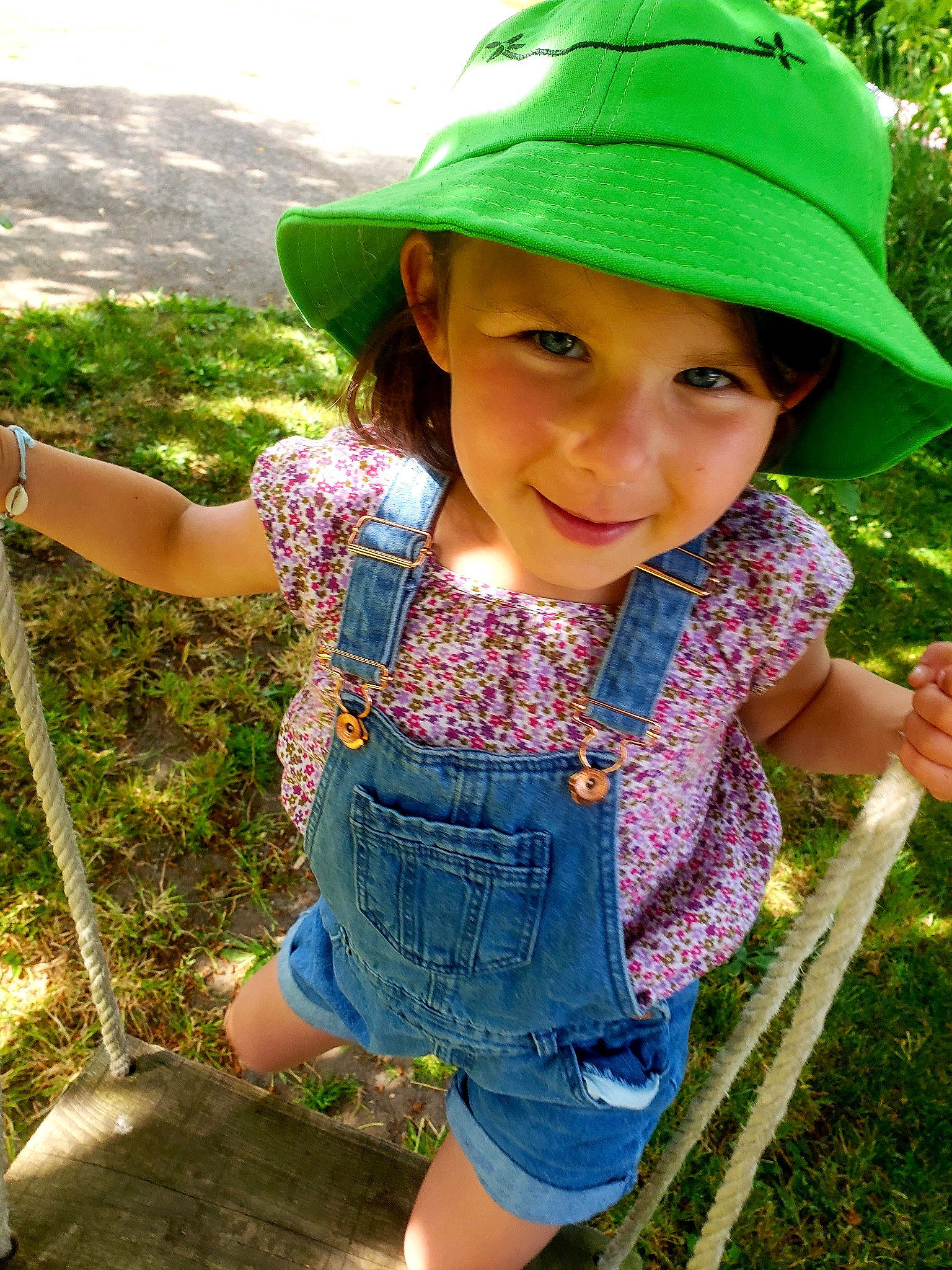 Tess participe au concours pour gagner de l'argent avec cette photo : botany, cap, clothing, eye, facial_expression, finger, grass, green, hand, happy, hat, headwear, joy, leaf, leisure, nature, people_in_nature, person, plant, skin