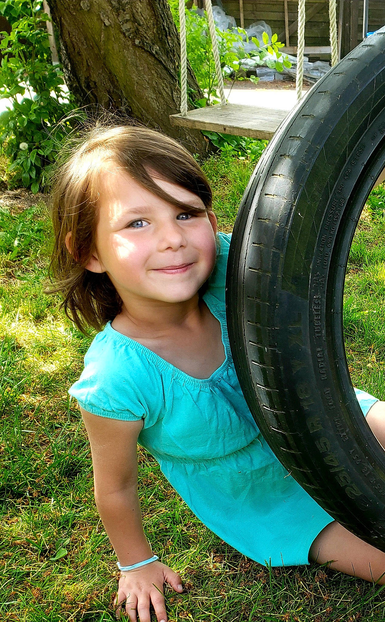 Tess participe au concours pour gagner de l'argent avec cette photo : alloy_wheel, automotive_tire, automotive_wheel_system, bicycle_tire, black_hair, botany, grass, green, happy, joy, leisure, people_in_nature, person, plant, rim, smile, synthetic_rubber, thigh, tire, tire_care