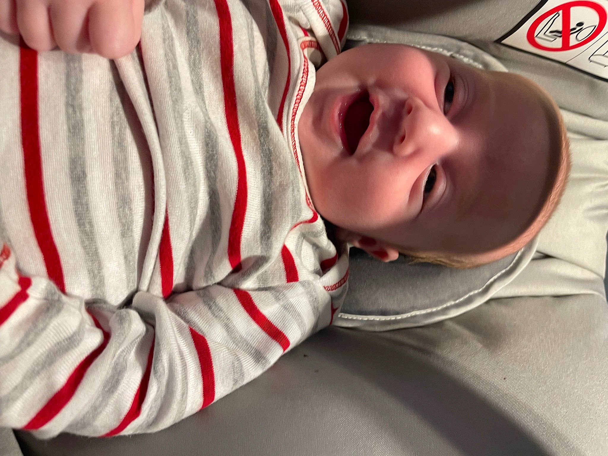 Aaron a rejoint le concours — aidez-le/la à gagner de superbes lots ! baby, baby_products, baby_toddler_clothing, carmine, cheek, child, chin, comfort, elbow, happy, human_leg, linens, lip, mouth, nose, pattern, person, portrait_photography, sleeve, smile