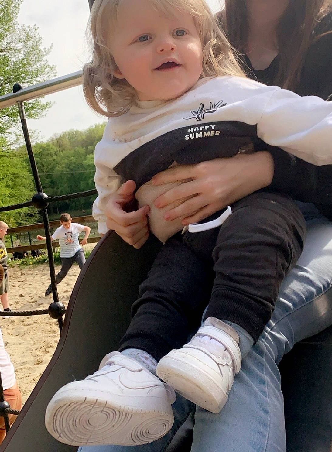 Mylan participe au concours pour gagner de l'argent avec cette photo : child, clothing, facial_expression, finger, gesture, grass, happy, human_leg, joint, knee, lap, leg, leisure, people_in_nature, person, plant, recreation, shoe, thigh, toddler