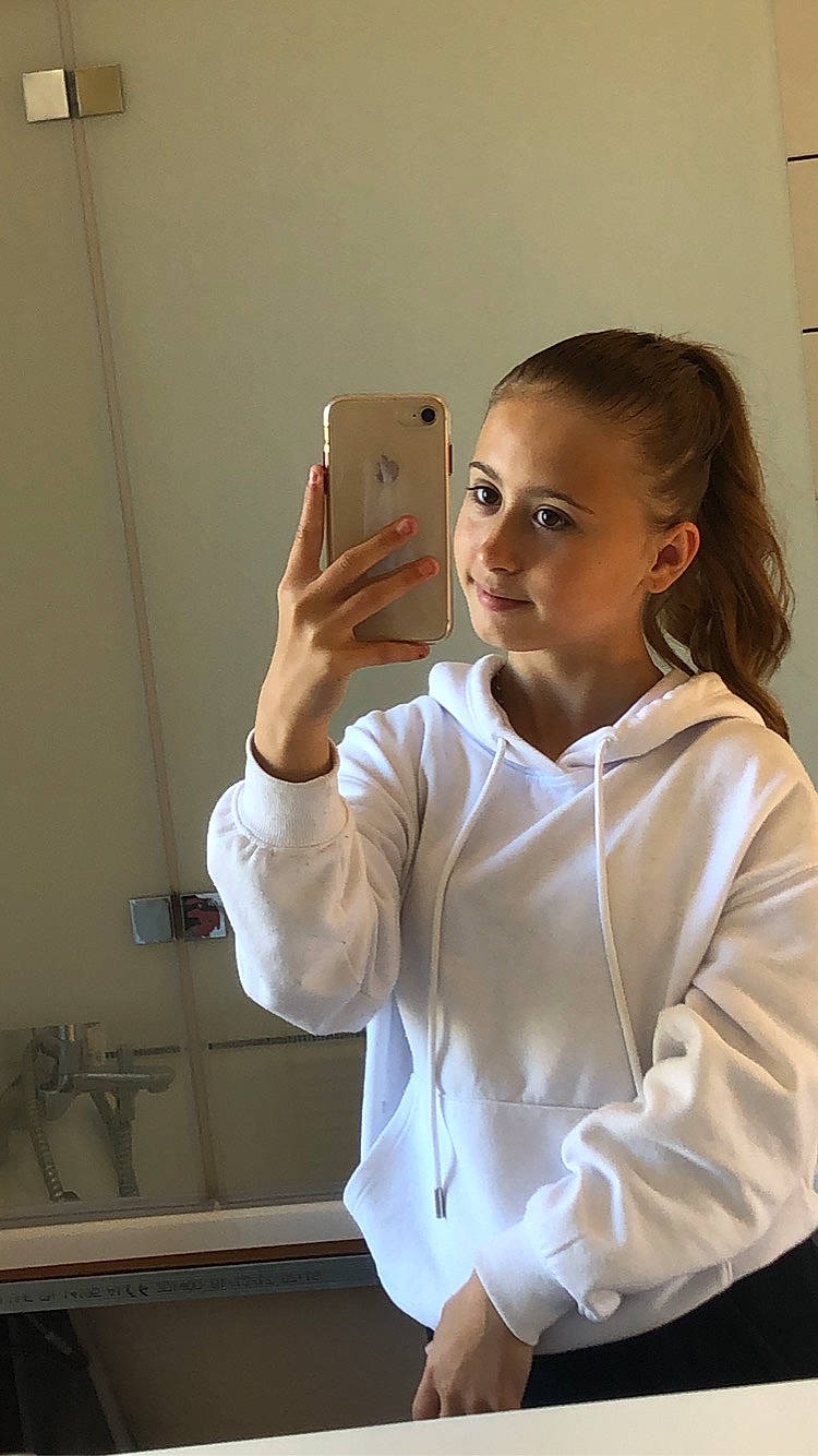 Jessica a rejoint le concours — aidez-le/la à gagner de superbes lots ! chest, chin, dress_shirt, elbow, eyelash, fashion_design, gesture, hair, hairstyle, head, joint, long_hair, mirror, neck, person, room, service, shoulder, sleeve, waist