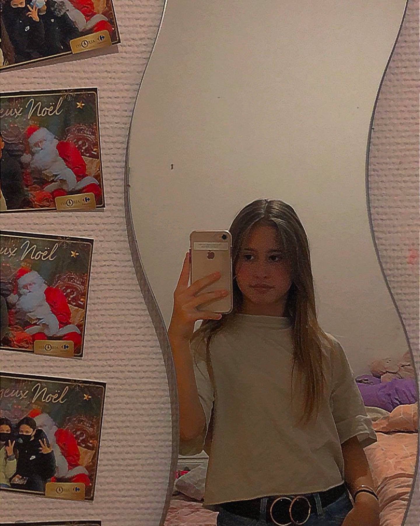 Jessica participe au concours pour gagner de l'argent avec cette photo : art, artist, carmine, collage, eyewear, fashion_design, gesture, happy, illustration, long_hair, magenta, organ, pattern, person, room, sleeve, t_shirt, textile, visual_arts, waist