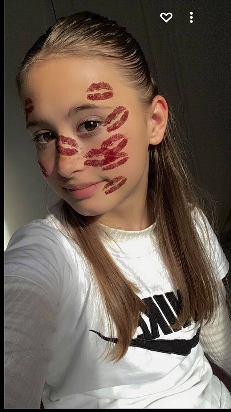 Jessica a rejoint le concours — aidez-le/la à gagner de superbes lots ! bangs, black_hair, brown_hair, cheek, chin, eyebrow, eyelash, eyewear, fashion_accessory, fashion_design, flash_photography, hair_coloring, jaw, layered_hair, lip, lipstick, makeover, neck, no_expression, person