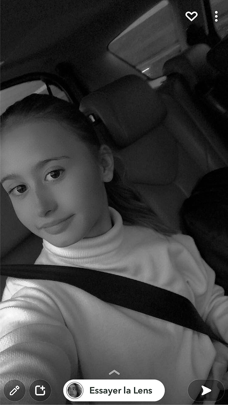 Jessica a rejoint le concours — aidez-le/la à gagner de superbes lots ! automotive_design, black, black_and_white, car_seat, car_seat_cover, comfort, eye, flash_photography, grey, head, head_restraint, monochrome, monochrome_photography, motor_vehicle, person, personal_luxury_car, smile, style, tints_and_shades, vehicle_door