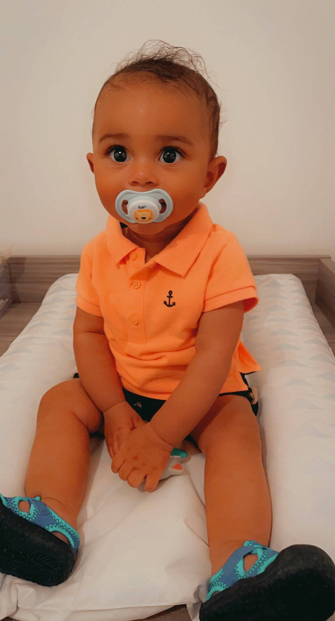 Ezekiel a rejoint le concours — aidez-le/la à gagner de superbes lots ! baby_toddler_clothing, blue, cheek, comfort, eye, finger, gesture, happy, joint, knee, mouth, muscle, nail, neck, orange, person, skin, sleeve, stomach, surprise
