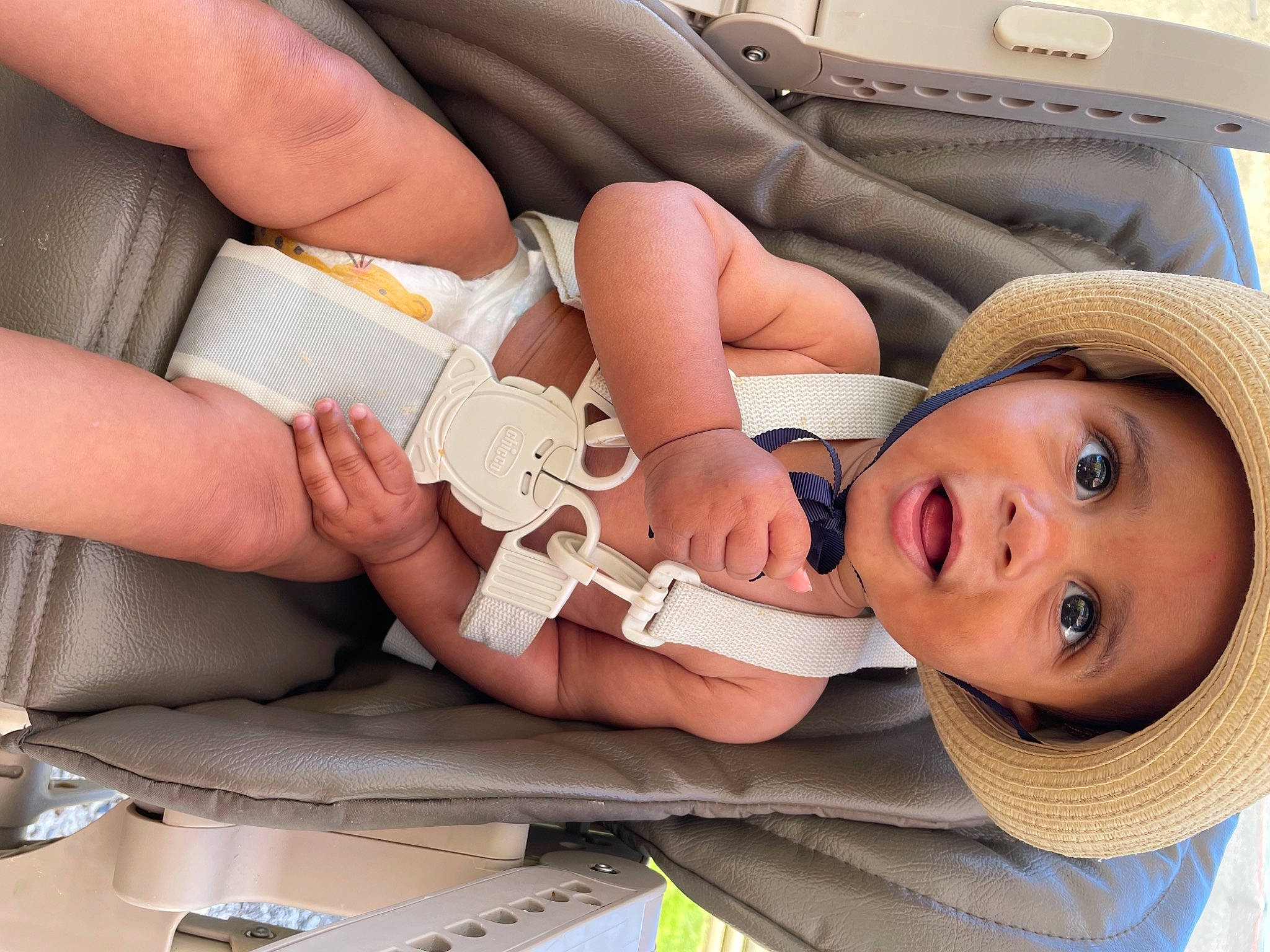 Ezekiel a rejoint le concours — aidez-le/la à gagner de superbes lots ! baby, child, comfort, eyelash, fashion_accessory, finger, gesture, hat, headwear, health_care, human_leg, medical_procedure, mouth, nail, pattern, person, skin, textile, thigh, thumb