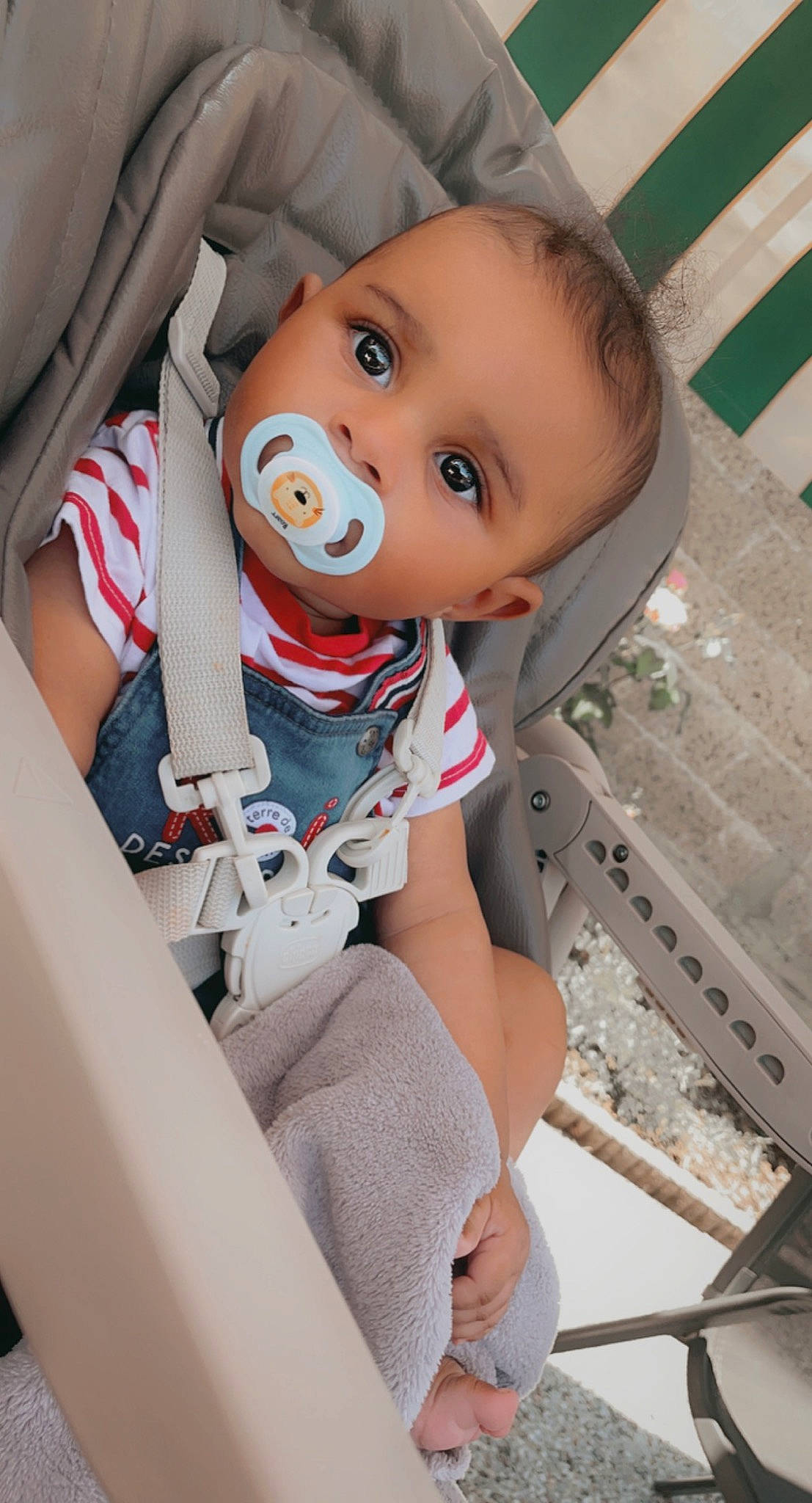 Ezekiel participe au concours pour gagner de l'argent avec cette photo : auto_part, baby, baby_carriage, baby_in_car_seat, baby_products, baby_safety, baby_toddler_clothing, car_seat, carmine, child, comfort, human_leg, knee, person, product, seat_belt, sitting, skin, thigh, toddler