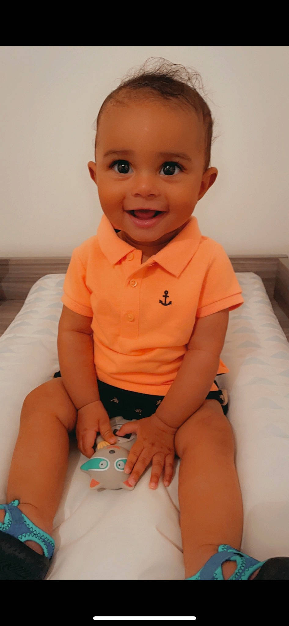 Ezekiel a rejoint le concours — aidez-le/la à gagner de superbes lots ! baby_toddler_clothing, blue, cheek, comfort, eye, face, finger, gesture, head, joint, joy, leg, lip, mouth, neck, nose, person, skin, sleeve, smile