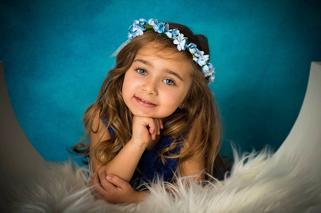 Emma participe au concours pour gagner de l'argent avec cette photo : animal_product, child_model, costume_accessory, day_dress, embellishment, fashion_accessory, flash_photography, fur, hair_accessory, headband, headgear, headpiece, headwear, iris, joy, long_hair, natural_material, person, photo_shoot, photography