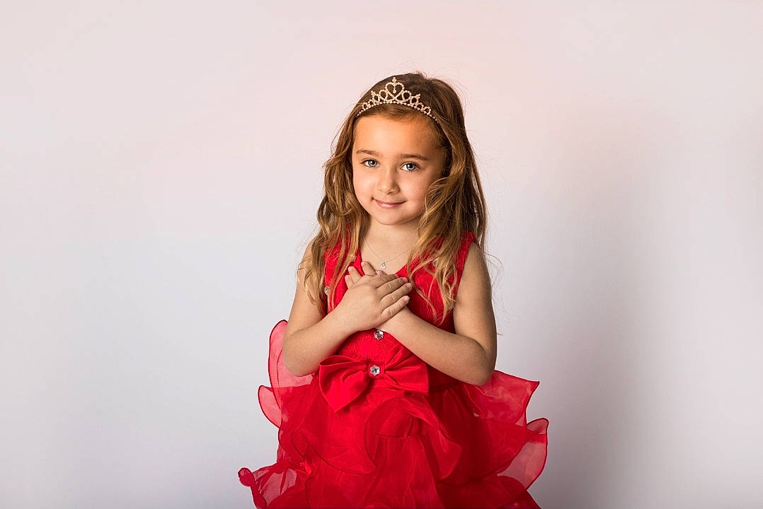 Emma participe au concours pour gagner de l'argent avec cette photo : baby_toddler_clothing, child_model, costume_accessory, day_dress, dress, embellishment, facial_expression, fashion_accessory, flash_photography, hair_accessory, happy, headband, headgear, headpiece, joy, long_hair, one_piece_garment, person, photo_shoot, portrait_photography