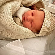 Rafael a rejoint le concours — aidez-le/la à gagner de superbes lots ! newborn, baby, sleeping, knit_hat, blanket, cozy, soft, infant, closeup, portrait, child, wrapped, cute, peaceful, indoor, bed, skin, headwear, resting, sleep