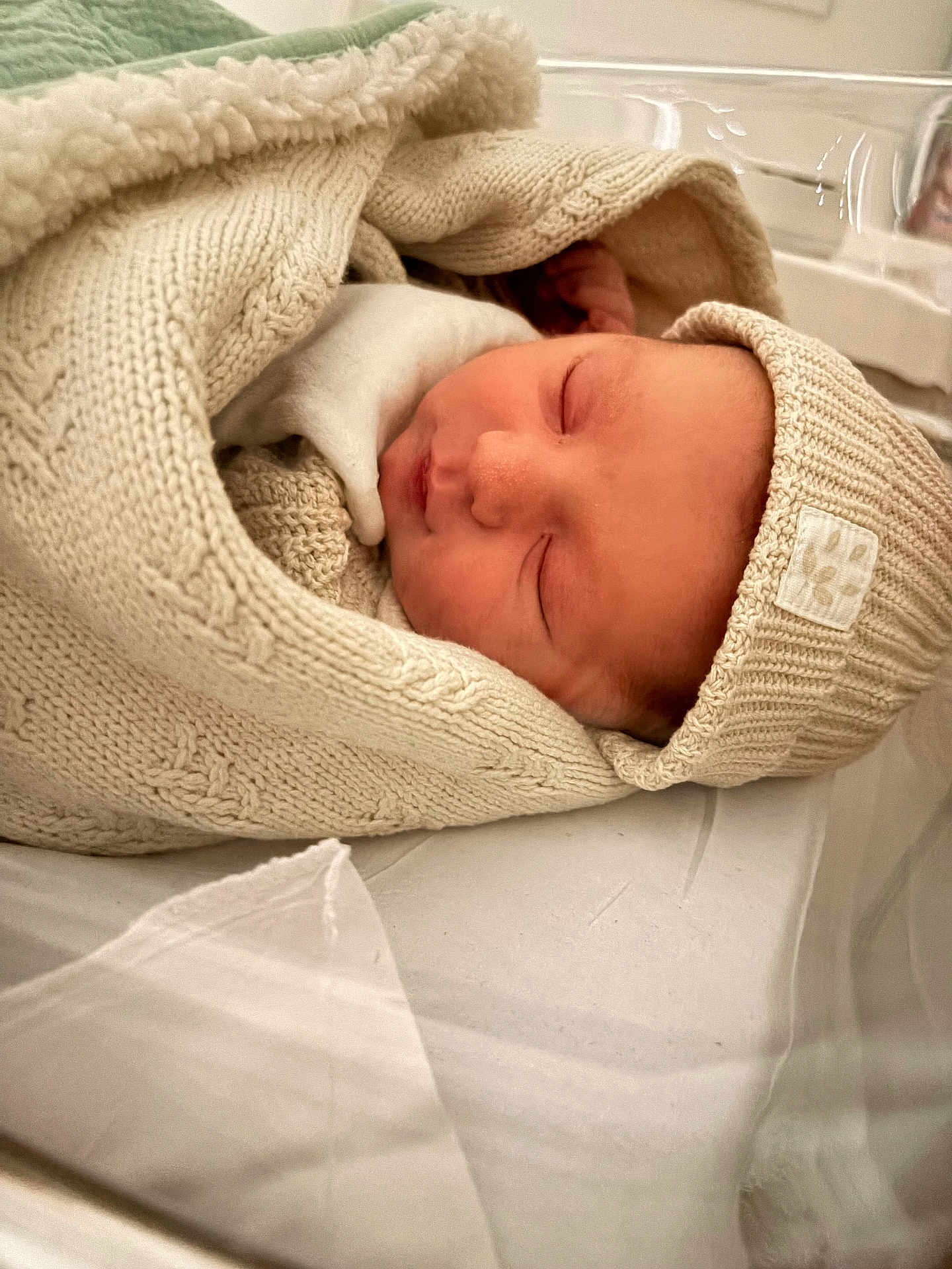 Rafael a rejoint le concours — aidez-le/la à gagner de superbes lots ! newborn, baby, sleeping, knit_hat, blanket, cozy, soft, infant, closeup, portrait, child, wrapped, cute, peaceful, indoor, bed, skin, headwear, resting, sleep