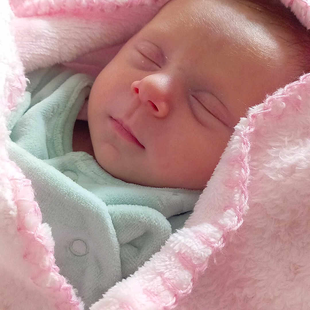 Gamzé participe au concours pour gagner de l'argent avec cette photo : architecture, baby, bed, bedroom, blanket, building, cushion, face, furniture, head, homedecor, indoors, newborn, person, photography, portrait, quilt, room, sleeping, towel