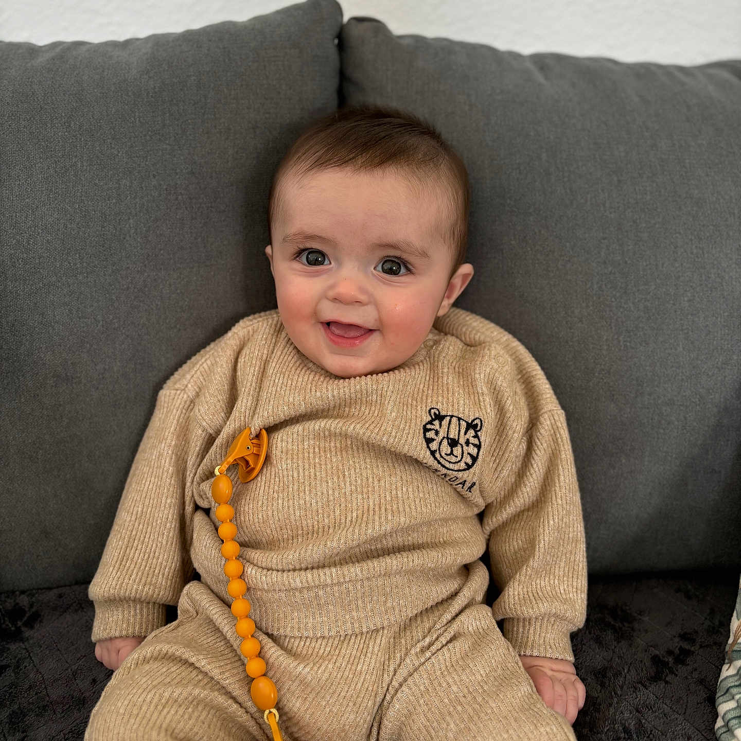 Mattia a rejoint le concours — aidez-le/la à gagner de superbes lots ! baby, bodypart, clothing, couch, cushion, face, finger, furniture, hand, happy, head, homedecor, knitwear, pants, person, photography, portrait, sitting, smile, sweater