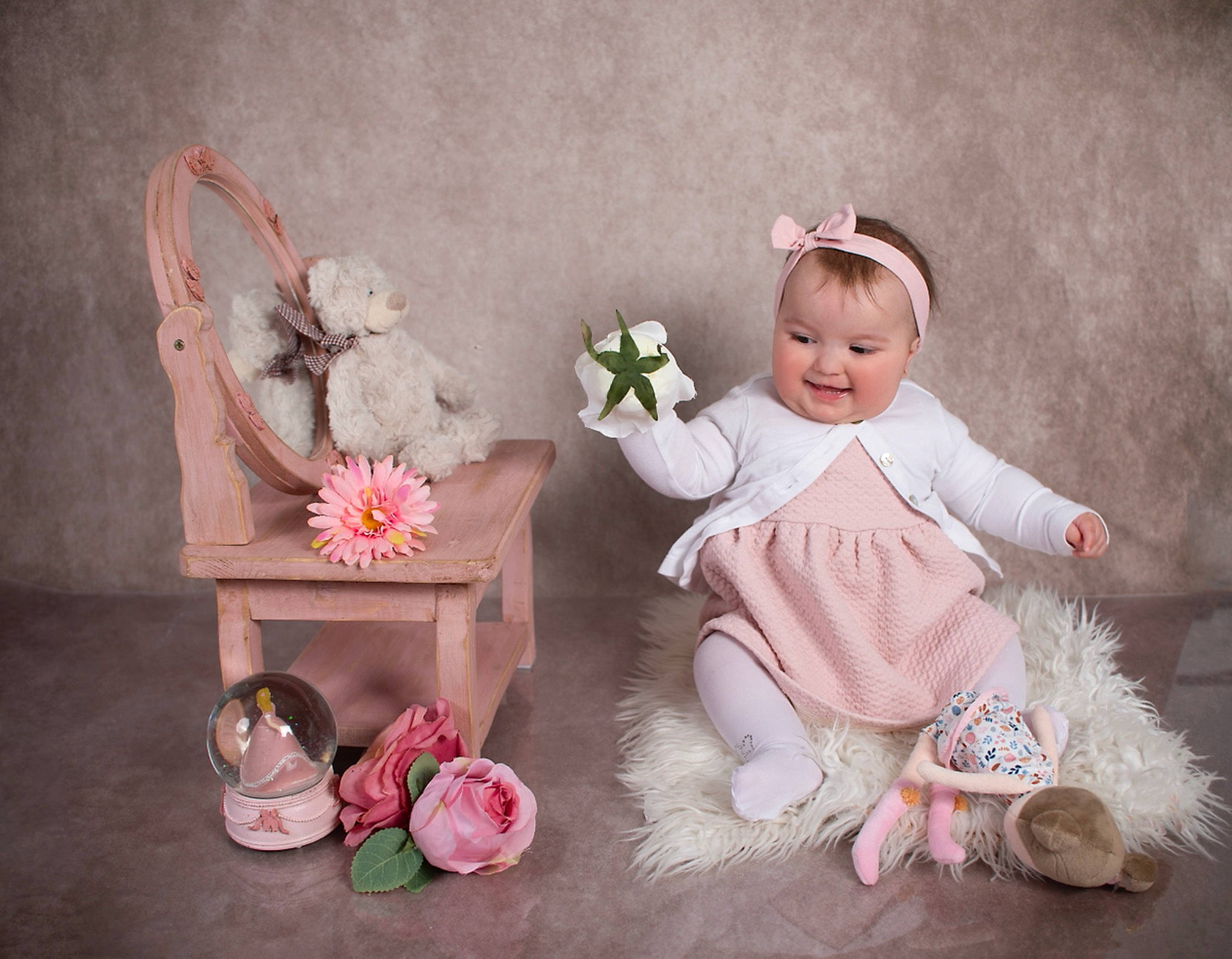 Luana participe au concours pour gagner de l'argent avec cette photo : baby, baby_toddler_clothing, cut_flowers, dress, event, fashion_accessory, flower, flower_arranging, hair_accessory, happy, headgear, headpiece, jewellery, joy, peach, person, petal, pink, plant, rose
