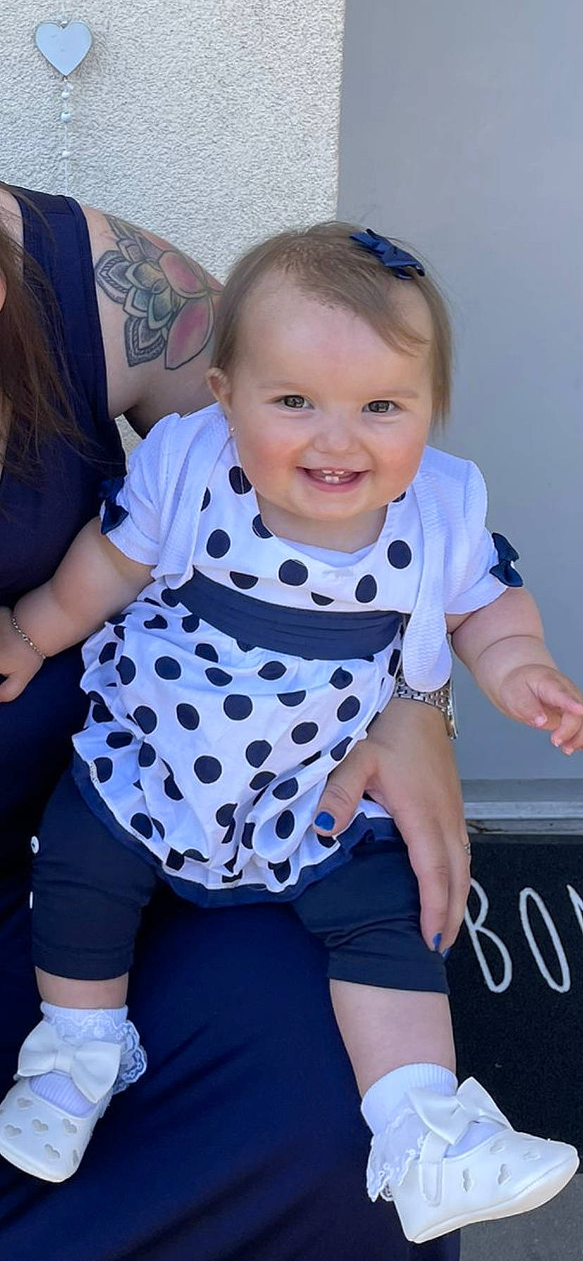 Luana participe au concours pour gagner de l'argent avec cette photo : baby_toddler_clothing, blue, clothing, eye, face, facial_expression, finger, fun, gesture, hairstyle, happy, head, joint, joy, neck, person, pink, shoulder, sleeve, smile