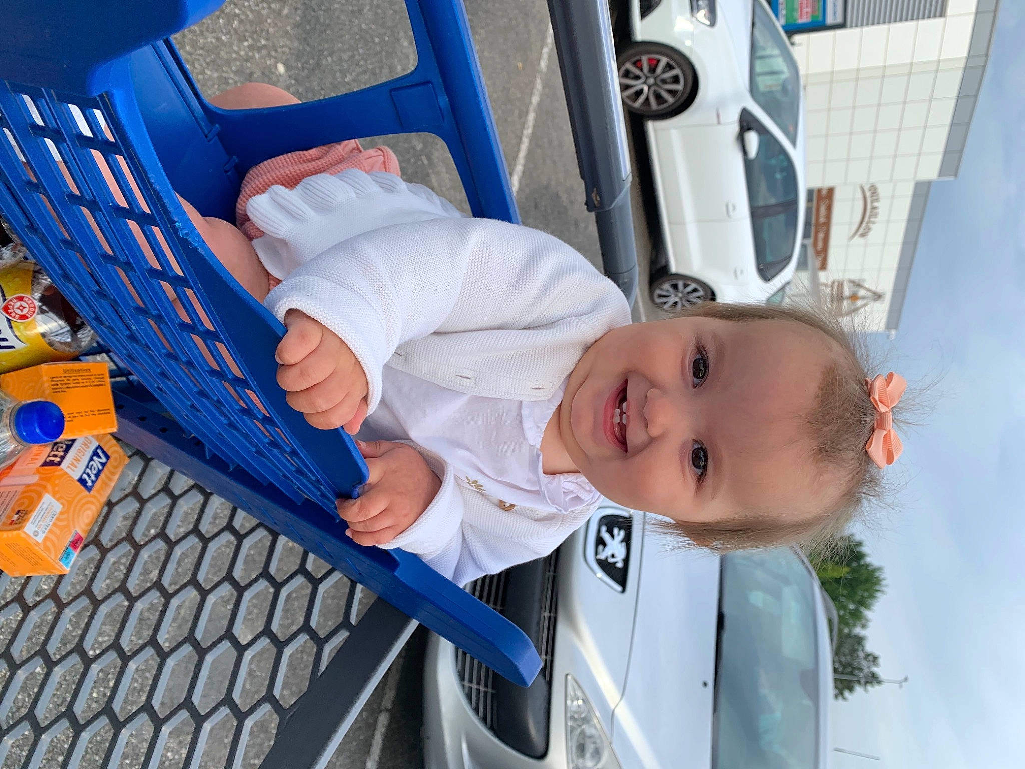 Luana participe au concours pour gagner de l'argent avec cette photo : automotive_exterior, baby_toddler_clothing, blue, chair, child, comfort, electric_blue, fun, happy, hat, joy, leisure, people, person, smile, tire, toddler, travel, vehicle, vehicle_door