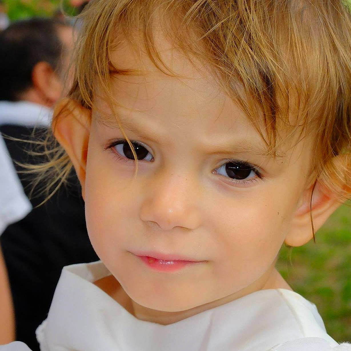 Naomi a rejoint le concours — aidez-le/la à gagner de superbes lots ! blond, boy, brown_hair, cheek, child, chin, close_up, ear, eye, eyebrow, face, forehead, girl, hairstyle, head, human_hair_color, nose, person, skin, smile