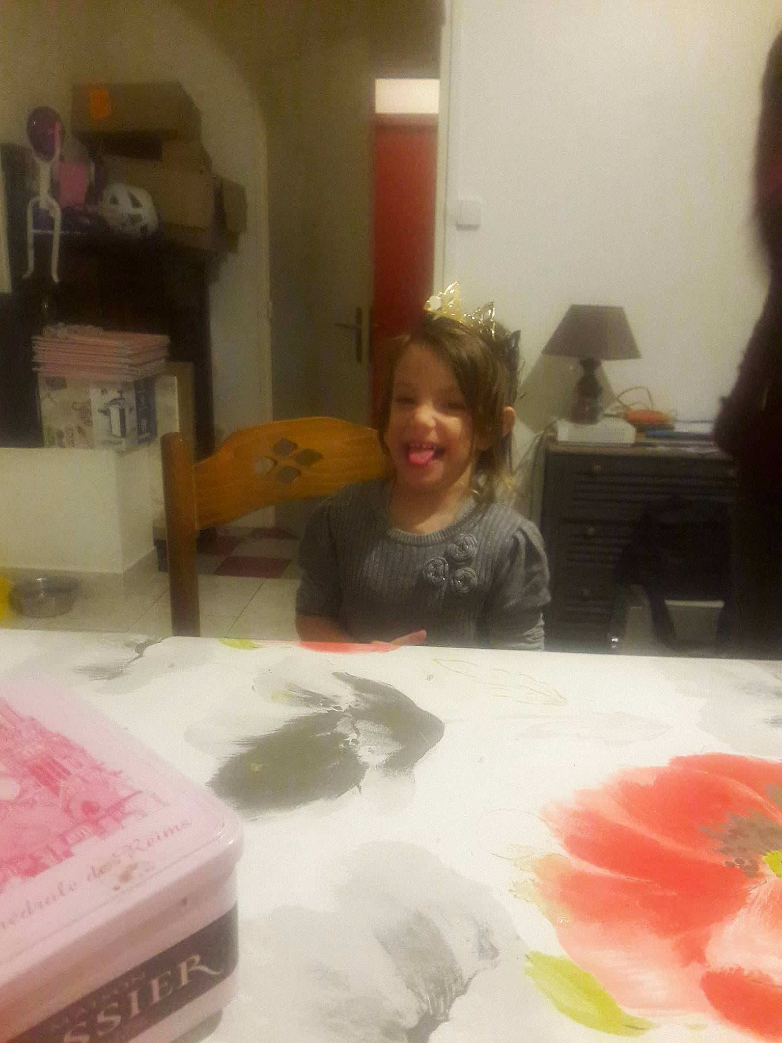 Naomi a rejoint le concours — aidez-le/la à gagner de superbes lots ! fun, girl, person, room, table