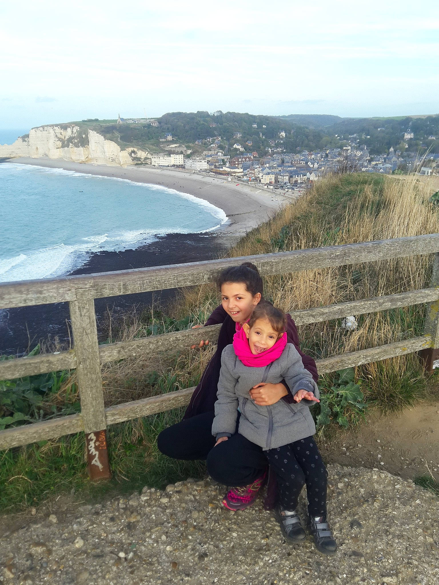 Alice a rejoint le concours — aidez-le/la à gagner de superbes lots ! beach, cliff, coast, coastal_and_oceanic_landforms, fun, girl, hill, joy, ocean, person, recreation, sea, sky, terrain, tourism, travel, tree, vacation