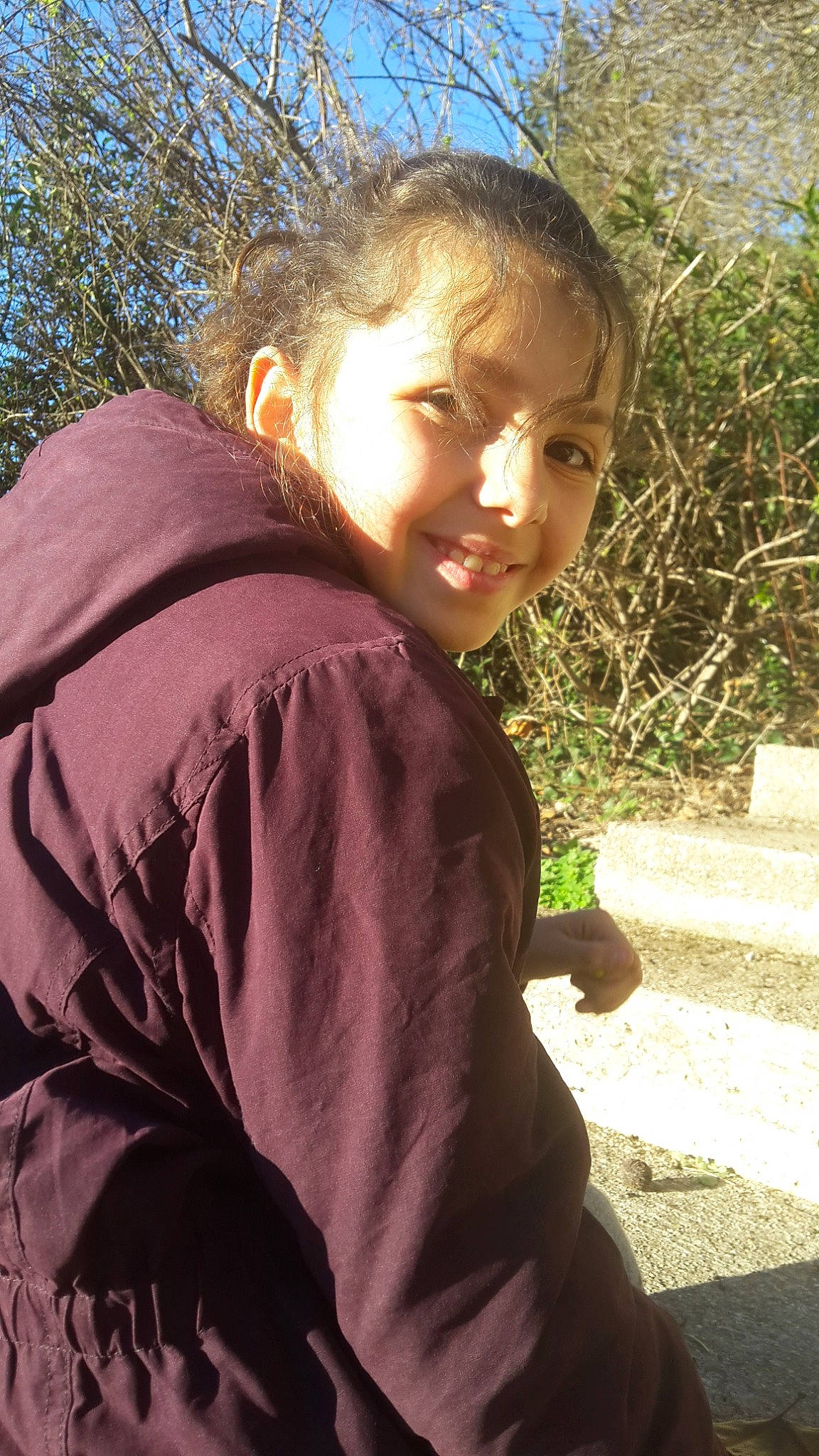 Alice participe au concours pour gagner de l'argent avec cette photo : boy, child, eye, fun, girl, grass, joy, male, outerwear, person, plant, smile, toddler, tree