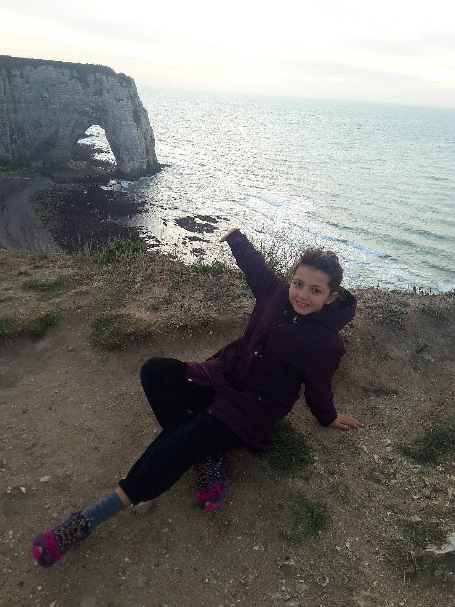 Alice participe au concours pour gagner de l'argent avec cette photo : adventure, beach, cliff, coast, coastal_and_oceanic_landforms, fun, girl, joy, ocean, person, recreation, rock, sea, sky, terrain, tourism, travel, vacation, water