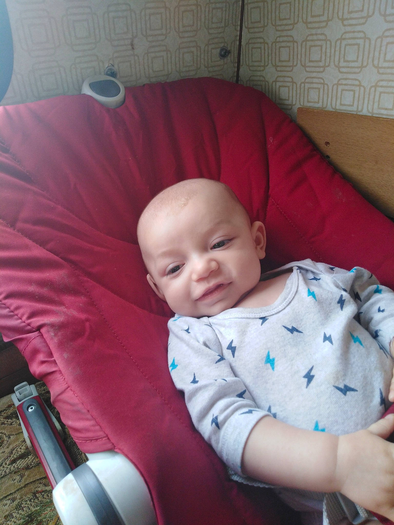 Kylian a rejoint le concours — aidez-le/la à gagner de superbes lots ! baby, cheek, child, comfort, electronic_device, nose, person, product, sitting, skin, technology, toddler