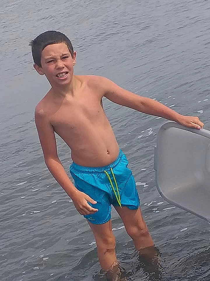 Kylian participe au concours pour gagner de l'argent avec cette photo : abdomen, barechested, board_short, chest, fun, joint, joy, leisure, male, muscle, person, recreation, shorts, smile, stomach, summer, swimwear, trunk, trunks, vacation