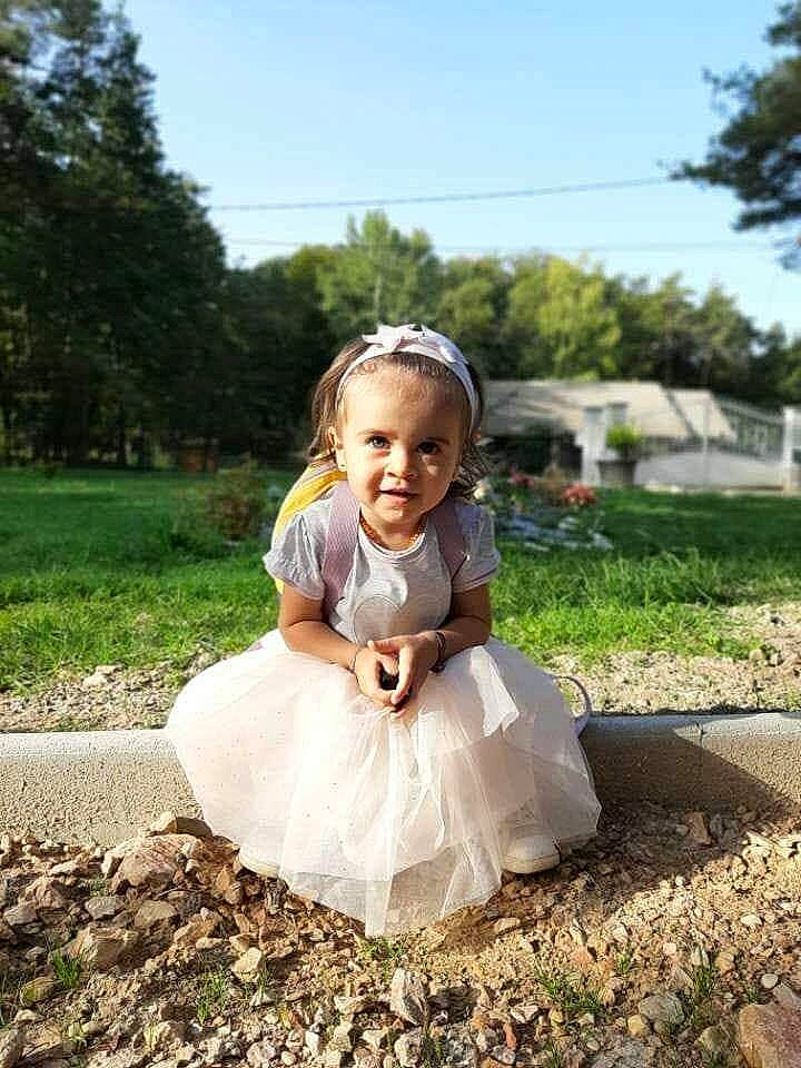 Syana participe au concours pour gagner de l'argent avec cette photo : ballet_tutu, child, costume, dress, flower_girl, fun, grass, happy, person, photograph, photography, plant, play, sitting, smile, toddler