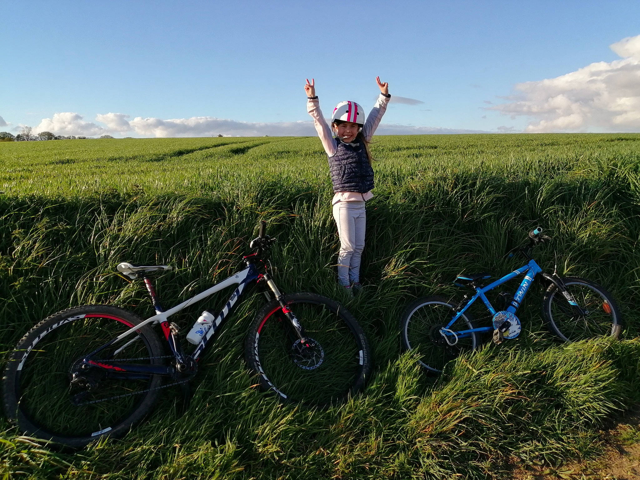 Clémence a rejoint le concours — aidez-le/la à gagner de superbes lots ! bicycle, bicycle_accessory, bicycle_fork, bicycle_frame, bicycle_handlebar, bicycle_tire, bicycle_wheel, bicycles_equipment_and_supplies, cloud, crankset, ecoregion, headwear, joy, land_vehicle, outdoor_recreation, people_in_nature, person, plant, sky, sunlight