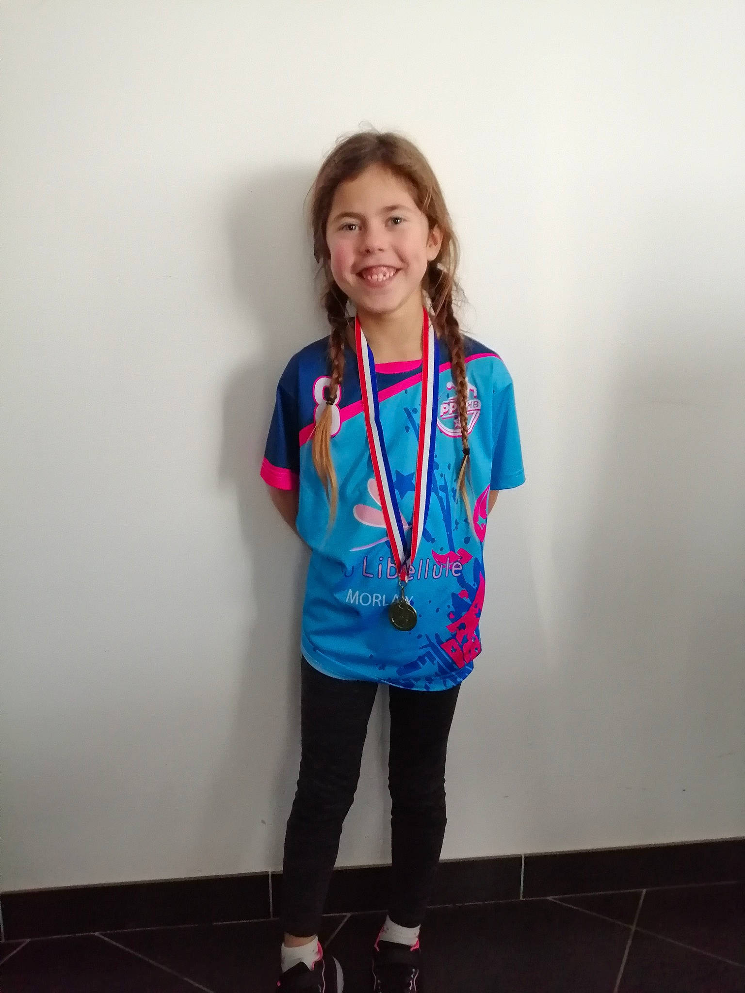 Clémence participe au concours pour gagner de l'argent avec cette photo : denim, electric_blue, face, fashion_accessory, fashion_design, flooring, fun, hair, happy, human_leg, jewellery, joint, joy, knee, magenta, neck, person, sleeve, smile, sportswear