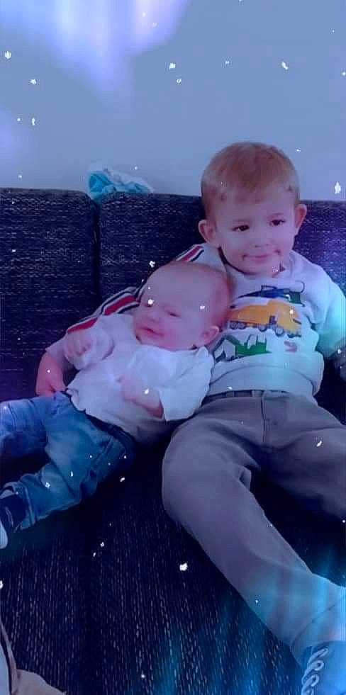 Alessandro a rejoint le concours — aidez-le/la à gagner de superbes lots ! blue, body_of_water, cheek, clothing, eye, finger, fun, grass, green, hairstyle, head, human, joy, leg, lighting, people, person, product, shoe, sitting