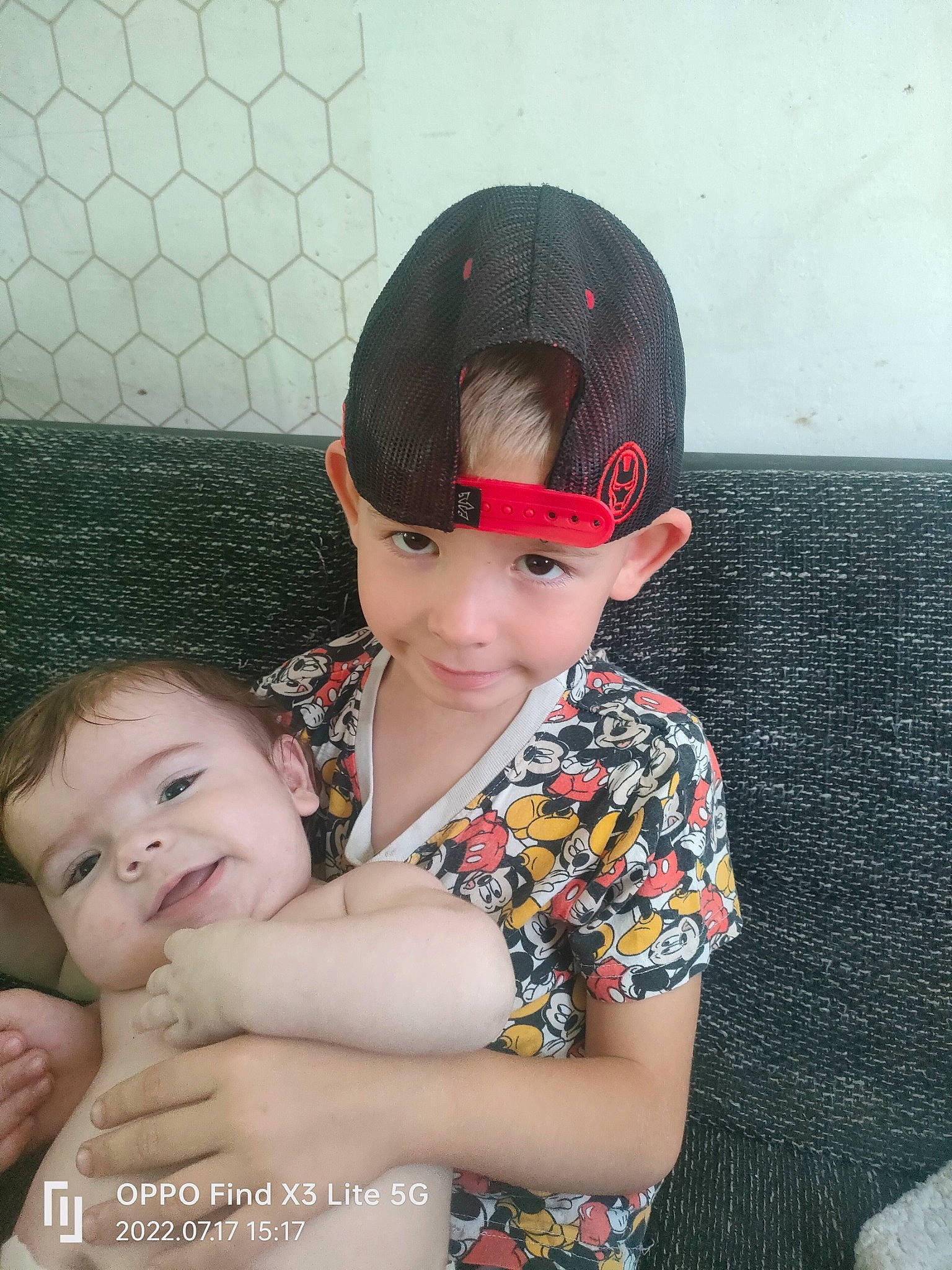 Alessandro participe au concours pour gagner de l'argent avec cette photo : baby_toddler_clothing, cap, child, cool, eye, eyewear, face, fun, gesture, hairstyle, happy, hat, headwear, joy, lip, mouth, pattern, person, personal_protective_equipment, skin