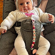 Jade participe au concours pour gagner de l'argent avec cette photo : baby, baby_seat, beaded_chain, child, comfort, cushion, cute, headband, indoor, infant, knit_sweater, leggings, minnie_mouse, pacifier, pink, portrait, relaxed, socks, soft_toys, white_clothing