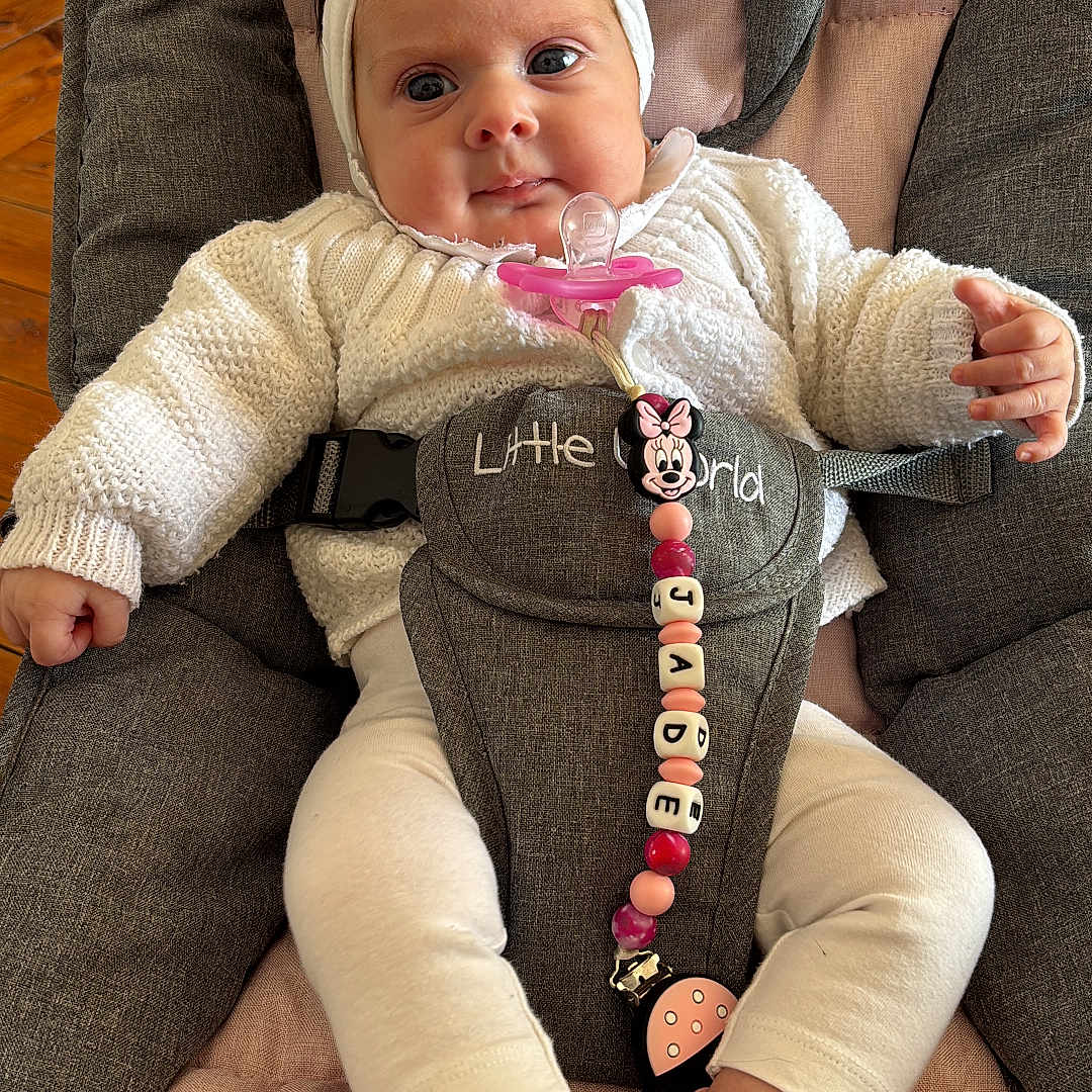 Jade participe au concours pour gagner de l'argent avec cette photo : baby, baby_seat, beaded_chain, child, comfort, cushion, cute, headband, indoor, infant, knit_sweater, leggings, minnie_mouse, pacifier, pink, portrait, relaxed, socks, soft_toys, white_clothing