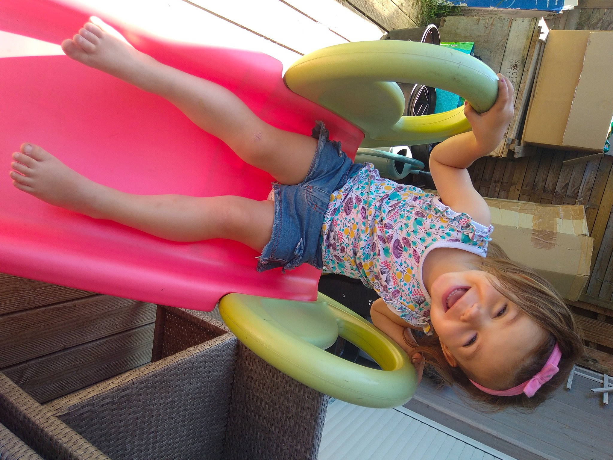 Laly participe au concours pour gagner de l'argent avec cette photo : automotive_design, balance, comfort, electric_blue, fun, human_leg, joint, joy, knee, leg, leisure, magenta, person, pink, recreation, sandal, shorts, shoulder, smile, sportswear