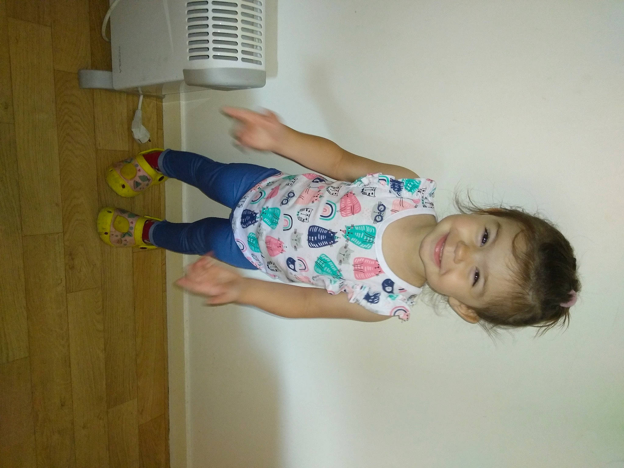 Laly participe au concours pour gagner de l'argent avec cette photo : baby, baby_toddler_clothing, child, cleanliness, comfort, elbow, finger, flooring, hand, happy, human_leg, joint, joy, person, plastic_bottle, room, sleeve, smile, standing, t_shirt