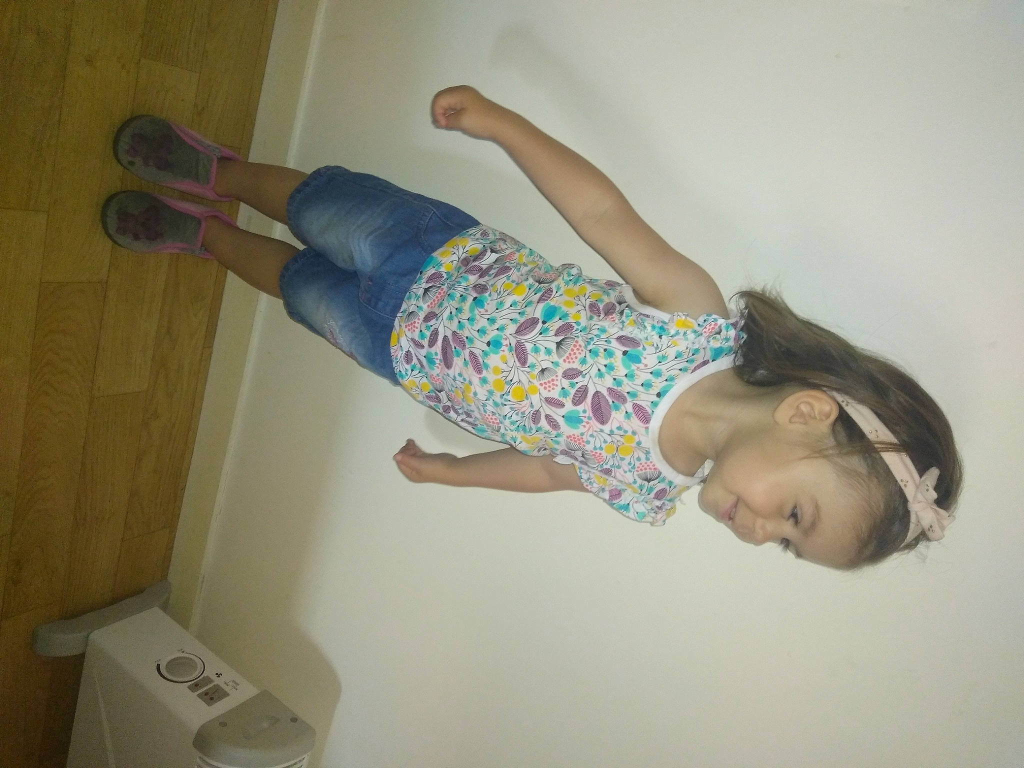 Laly a rejoint le concours — aidez-le/la à gagner de superbes lots ! comfort, elbow, electric_blue, flash_photography, fun, happy, hip, household_supply, human_leg, joint, knee, leg, person, room, shoulder, t_shirt, thigh, trunk, waist, wood