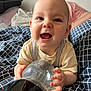 Ayden a rejoint le concours — aidez-le/la à gagner de superbes lots ! baby, child, smiling, happy, face, hand, bottle, plastic, bed, blanket, striped_clothing, indoor, person, infant, cute, portrait, young, toddler, holding, funny