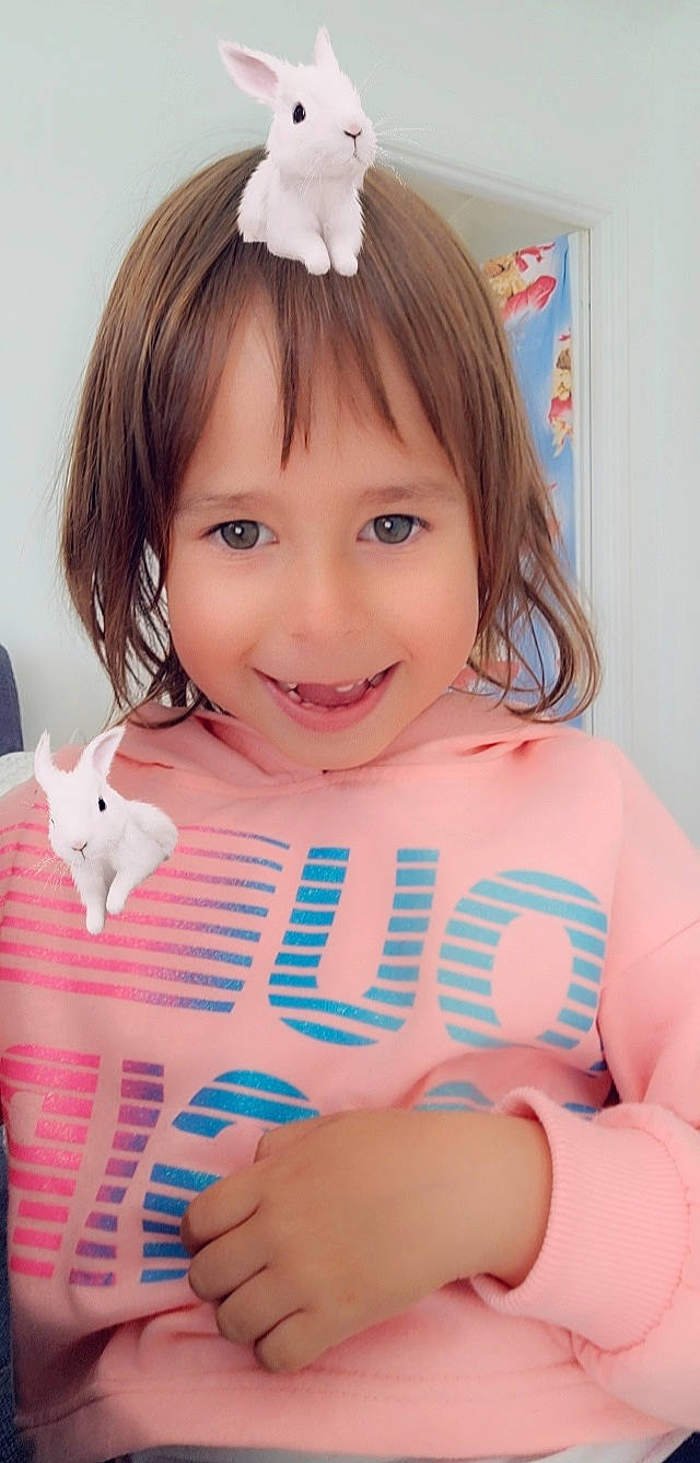 Liya a rejoint le concours — aidez-le/la à gagner de superbes lots ! arm, cheek, eye, eyelash, facial_expression, finger, hair, hand, happy, iris, joy, mouth, muscle, neck, person, pink, skin, smile, textile, thigh