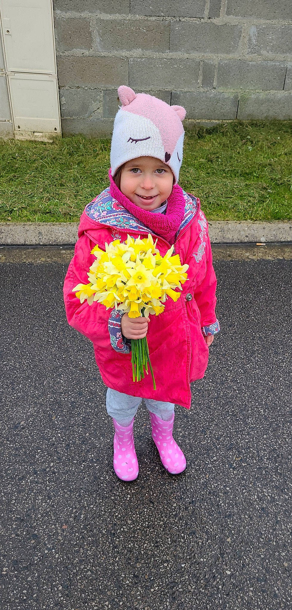 Liya participe au concours pour gagner de l'argent avec cette photo : baby_toddler_clothing, cap, clothing, eye, face, flower, grass, happy, hat, head, headgear, headwear, human_body, joy, magenta, people_in_nature, person, petal, pink, plant