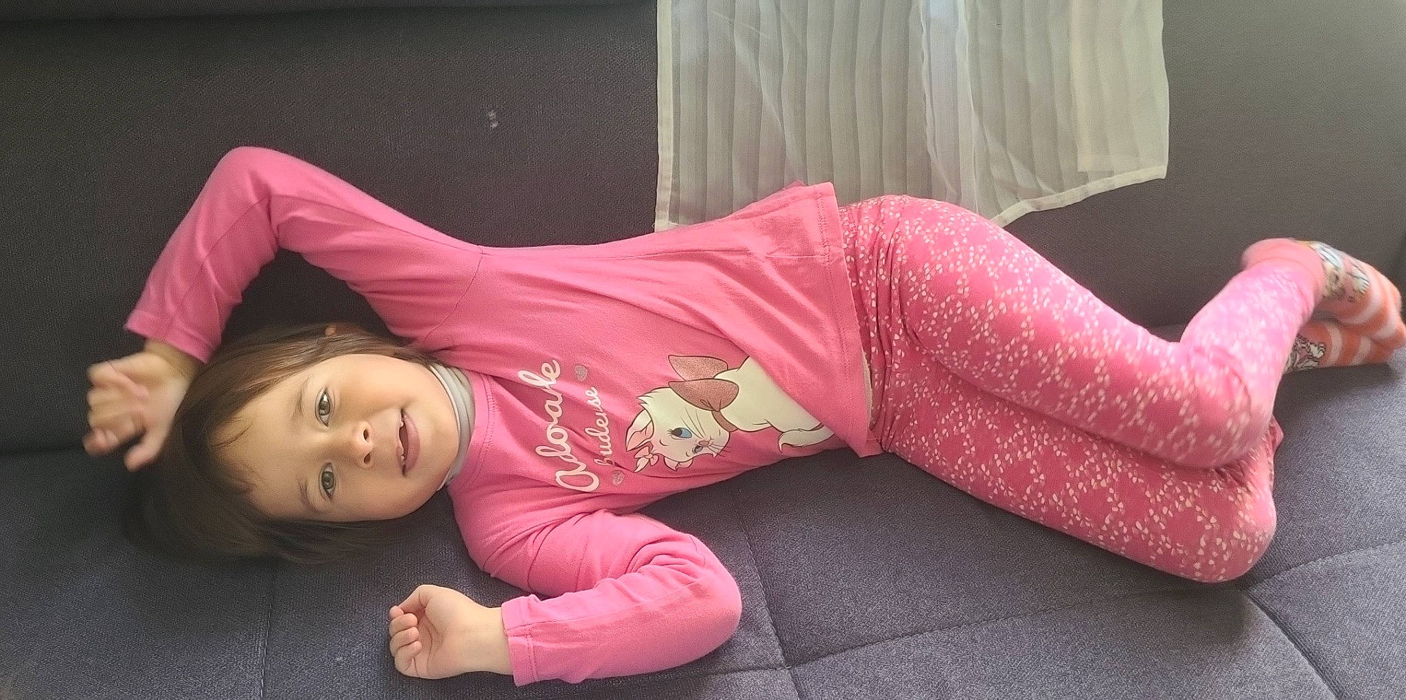 Liya participe au concours pour gagner de l'argent avec cette photo : arm, comfort, curtain, elbow, flash_photography, flooring, hand, happy, human_body, human_leg, joy, knee, leg, long_hair, magenta, person, pink, sleeve, textile, thigh