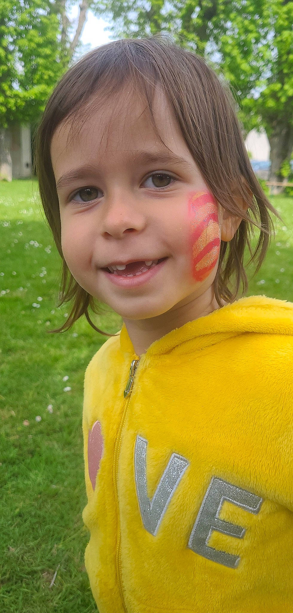 Liya participe au concours pour gagner de l'argent avec cette photo : cool, eyebrow, forehead, fun, grass, hair, hairstyle, happy, joy, leisure, lip, mammal, neck, nose, organ, people_in_nature, person, plant, skin, smile